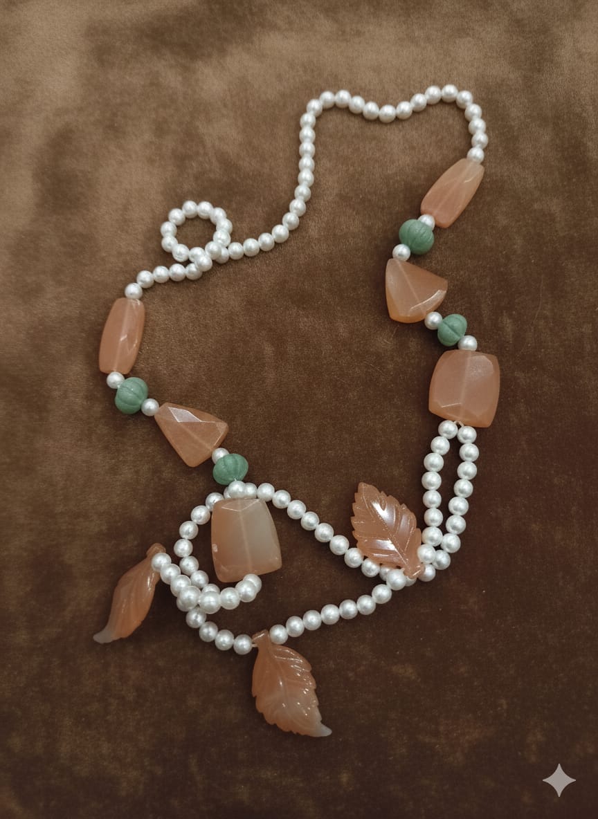 Collana di perle e pietre preziose